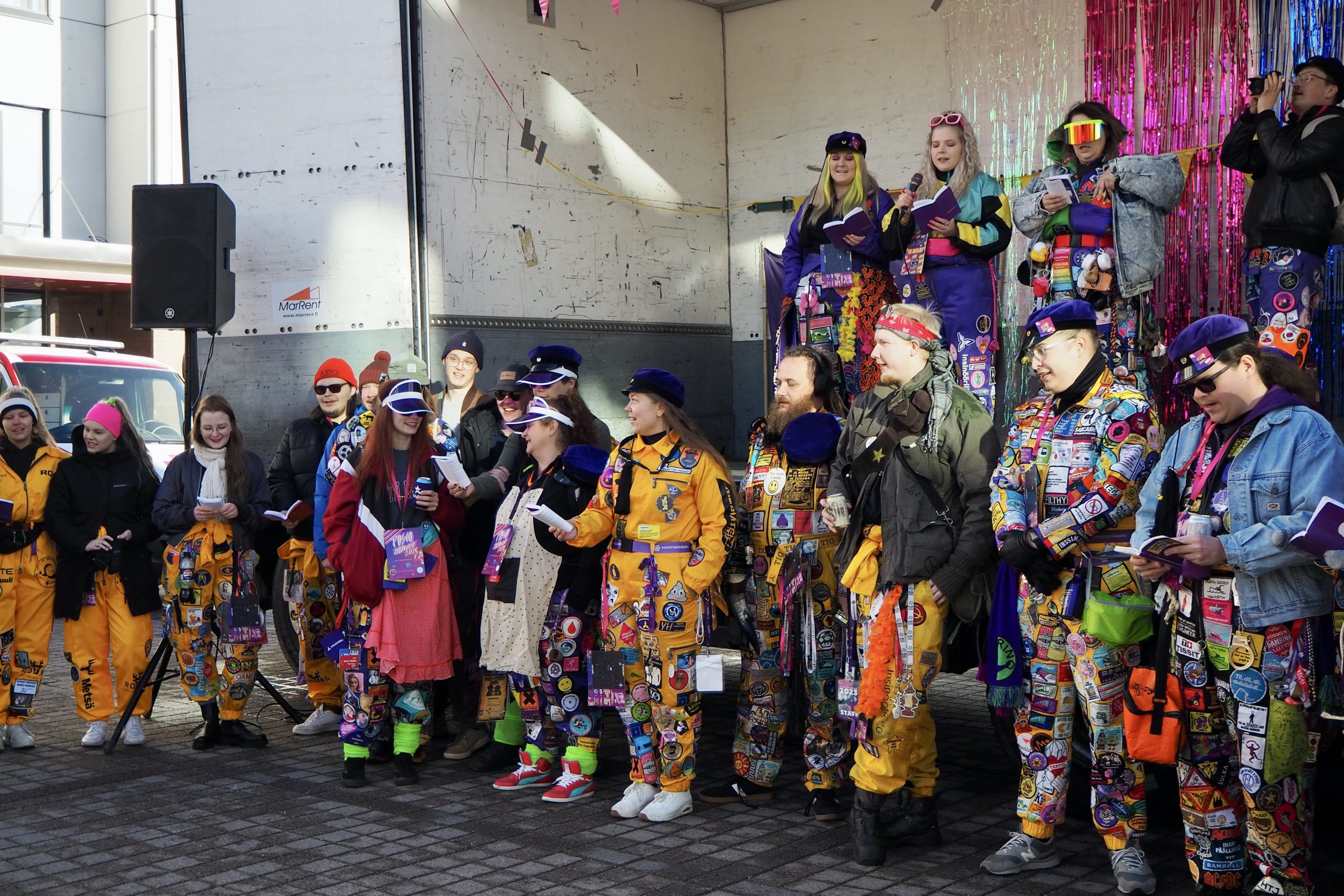 Insinööriopiskelijoita laulamassa aloitustapahtuman lavan edessä.